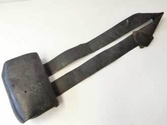 Kartuschkasten mit Bandolier. Altes, zusammengehöriges Stück, Alter und Herkunft unbekannt, wohl Jäger Regiment. Leder weich, Breite des Deckels 23,5cm