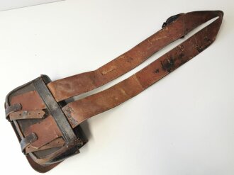 Kartuschkasten mit Bandolier. Altes, zusammengehöriges Stück, Alter und Herkunft unbekannt, wohl Jäger Regiment. Leder weich, Breite des Deckels 23,5cm