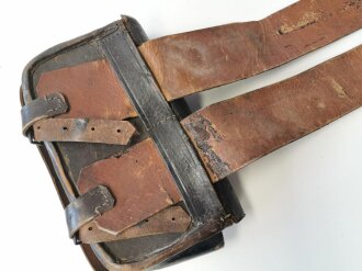 Kartuschkasten mit Bandolier. Altes, zusammengehöriges Stück, Alter und Herkunft unbekannt, wohl Jäger Regiment. Leder weich, Breite des Deckels 23,5cm