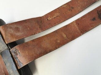 Kartuschkasten mit Bandolier. Altes, zusammengehöriges Stück, Alter und Herkunft unbekannt, wohl Jäger Regiment. Leder weich, Breite des Deckels 23,5cm