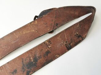 Kartuschkasten mit Bandolier. Altes, zusammengehöriges Stück, Alter und Herkunft unbekannt, wohl Jäger Regiment. Leder weich, Breite des Deckels 23,5cm