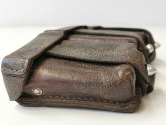 Patronentasche zum K98 Wehrmacht ( für 6 Ladestreifen ) . Dunkelbraunes Leder, datiert 1937, ungereinigtes Stück