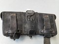 Patronentasche zum K98 Wehrmacht ( für 6 Ladestreifen ) . Schwarzes Leder, datiert 1942, ungereinigtes Stück