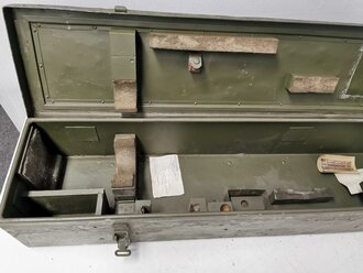 Transportkasten zum Entfernungsmesser 36 der Wehrmacht, überlacliertes Stück, die Inneneinteilung zum Teil ergänzt