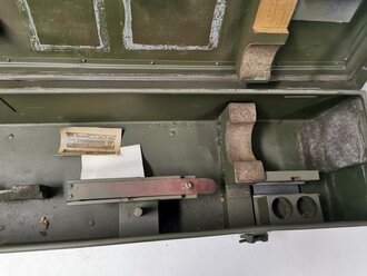 Transportkasten zum Entfernungsmesser 36 der Wehrmacht, überlacliertes Stück, die Inneneinteilung zum Teil ergänzt