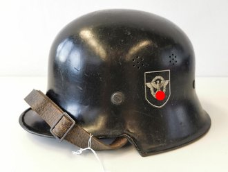 Stahlhelm Polizei, original schwarz lackiert, das Adleremblem einwandfrei, das Wappen wohl teilweise nachgemalt . Sonst gut und zusammengehörig