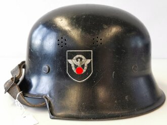 Stahlhelm Polizei, original schwarz lackiert, das Adleremblem einwandfrei, das Wappen wohl teilweise nachgemalt . Sonst gut und zusammengehörig