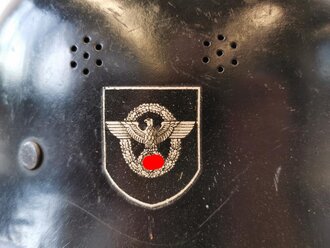 Stahlhelm Polizei, original schwarz lackiert, das Adleremblem einwandfrei, das Wappen wohl teilweise nachgemalt . Sonst gut und zusammengehörig
