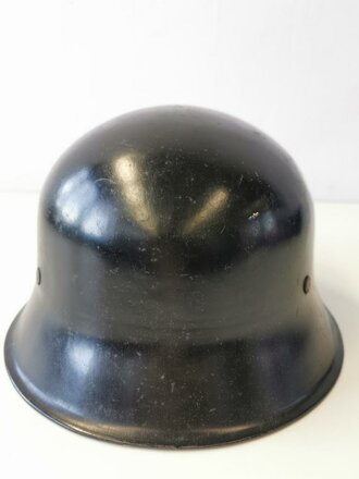 Stahlhelm Polizei, original schwarz lackiert, das Adleremblem einwandfrei, das Wappen wohl teilweise nachgemalt . Sonst gut und zusammengehörig