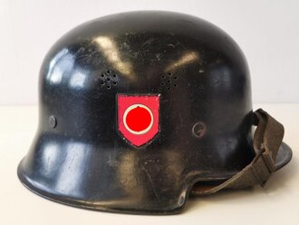 Stahlhelm Polizei, original schwarz lackiert, das Adleremblem einwandfrei, das Wappen wohl teilweise nachgemalt . Sonst gut und zusammengehörig