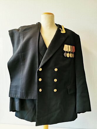Russland, Uniform für einen vieldekorierten Angehörigen der Marine.