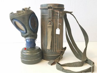 Gasmaske in Dose der Wehrmacht Modell 1938, so zusammen gefundenes Stück, die Dose von 1944, der lange Trageriemen in sehr später Ausführung