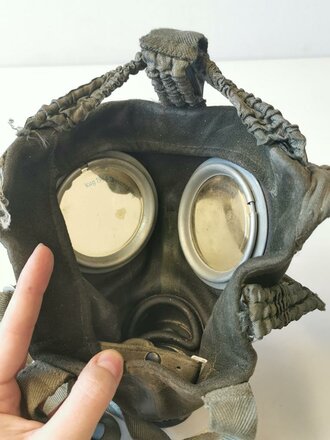 Gasmaske in Dose der Wehrmacht Modell 1938, so zusammen gefundenes Stück, die Dose von 1944, der lange Trageriemen in sehr später Ausführung