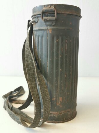 Gasmaske in Dose der Wehrmacht Modell 1938, so zusammen gefundenes Stück, die Dose von 1944, der lange Trageriemen in sehr später Ausführung