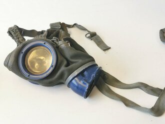 Gasmaske in Dose der Wehrmacht Modell 1938, so zusammen gefundenes Stück, die Dose von 1944, der lange Trageriemen in sehr später Ausführung