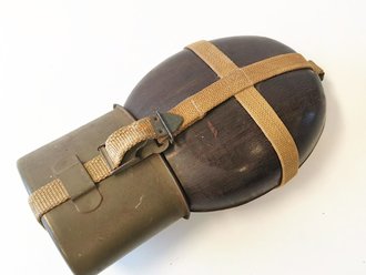 Feldflasche in Tropenausführung, zusammengehöriges, ungereinigtes Stück datiert 1943, der Lederriemen am Hals angetrocknet