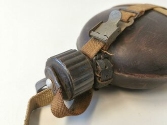 Feldflasche in Tropenausführung, zusammengehöriges, ungereinigtes Stück datiert 1943, der Lederriemen am Hals angetrocknet
