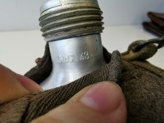 Feldflasche 1 Liter datiert 1943, zusammengehöriges Stück datiert 1943, der Lederriemen am Hals angetrocknet