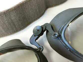 Brille für Kradmelder der Wehrmacht, ungebrauchtes Set in neuwertigem Zustand, datiert 1941. Der Gummi zum Teil verzogen