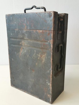 Transportkasten für 2 Stück Magazine 20mm Flak der Wehrmacht, Luftwaffenblauer Originallack, ungereinigtes Stück