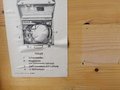 Transportkasten für Handscheinwerfer der Wehrmacht , Inhaltsverzeichniss mit Druckvermerk von 1943. Originallack
