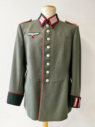 Waffenrock für einen Angehörigen im Artillerie Regiment 5. Original vernähtes Stück in sehr gutem Zustand, zwei kleine Löcher am linken Arm