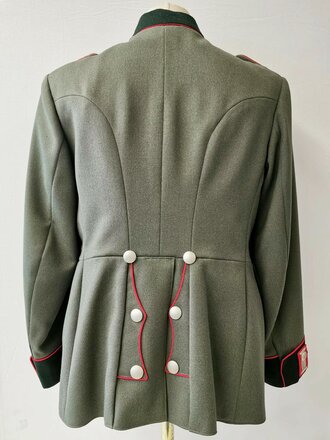 Waffenrock für einen Angehörigen im Artillerie Regiment 5. Original vernähtes Stück in sehr gutem Zustand, zwei kleine Löcher am linken Arm