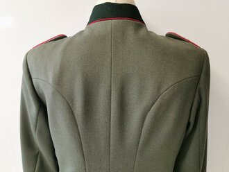 Waffenrock für einen Angehörigen im Artillerie Regiment 5. Original vernähtes Stück in sehr gutem Zustand, zwei kleine Löcher am linken Arm