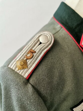 Waffenrock für einen Angehörigen im Artillerie Regiment 5. Original vernähtes Stück in sehr gutem Zustand, zwei kleine Löcher am linken Arm