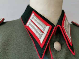 Waffenrock für einen Angehörigen im Artillerie Regiment 5. Original vernähtes Stück in sehr gutem Zustand, zwei kleine Löcher am linken Arm