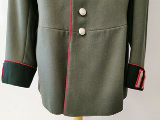 Waffenrock für einen Angehörigen im Artillerie Regiment 5. Original vernähtes Stück in sehr gutem Zustand, zwei kleine Löcher am linken Arm