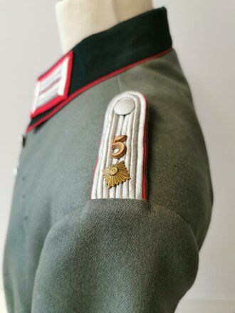 Waffenrock für einen Angehörigen im Artillerie Regiment 5. Original vernähtes Stück in sehr gutem Zustand, zwei kleine Löcher am linken Arm