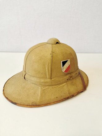 Luftwaffe Tropenhelm , getragenes Stück in Kopfgrösse 56, die Embleme sind wohl neuzeitlich ergänzt und nicht aus der Zeit