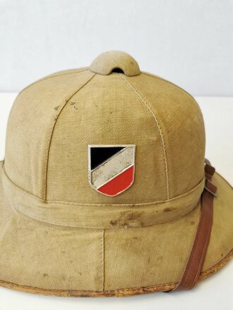 Luftwaffe Tropenhelm , getragenes Stück in Kopfgrösse 56, die Embleme sind wohl neuzeitlich ergänzt und nicht aus der Zeit