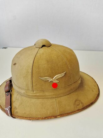 Luftwaffe Tropenhelm , getragenes Stück in Kopfgrösse 56, die Embleme sind wohl neuzeitlich ergänzt und nicht aus der Zeit