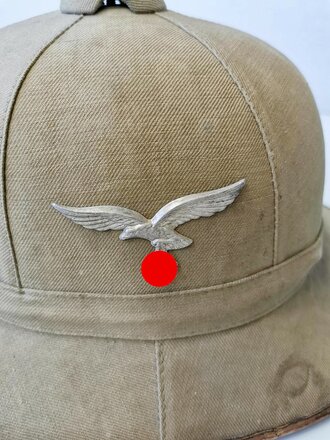 Luftwaffe Tropenhelm , getragenes Stück in Kopfgrösse 56, die Embleme sind wohl neuzeitlich ergänzt und nicht aus der Zeit