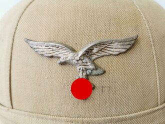 Luftwaffe Tropenhelm , getragenes Stück in Kopfgrösse 54, die Embleme sind wohl neuzeitlich ergänzt und nicht aus der Zeit