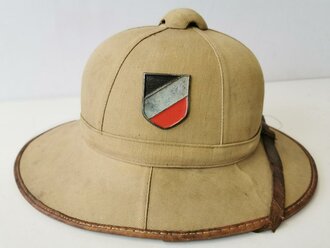 Luftwaffe Tropenhelm , getragenes Stück in Kopfgrösse 54, die Embleme sind wohl neuzeitlich ergänzt und nicht aus der Zeit