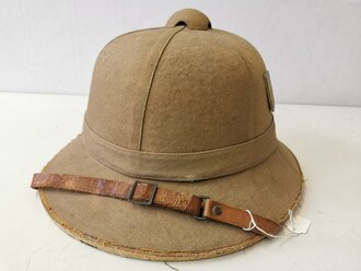 Kriegsmarine Tropenhelm , getragenes Stück in Kopfgrösse 57 datiert 1941, die Embleme sind neuzeitlich ergänzt und passen nicht ganz zum Gesamtzustand