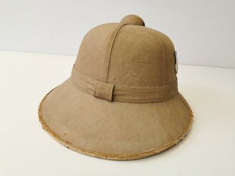 Kriegsmarine Tropenhelm , getragenes Stück in Kopfgrösse 57 datiert 1941, die Embleme sind neuzeitlich ergänzt und passen nicht ganz zum Gesamtzustand