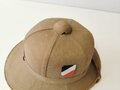 Kriegsmarine Tropenhelm , getragenes Stück in Kopfgrösse 57 datiert 1941, die Embleme sind neuzeitlich ergänzt und passen nicht ganz zum Gesamtzustand