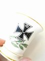 Kaiserreich, Tasse mit Darstellung Eisernes Kreuz 1914, Höhe 8cm, Meissner Porzellan