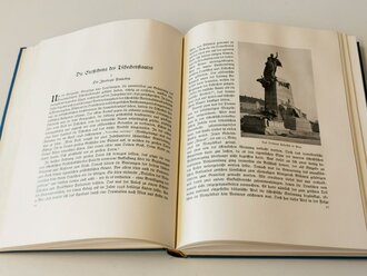 "Aus dem ersten ins Dritte Reich"Deutsches Ringen um den böhmischen Raum. Herausgegeben von Gauleiter Professor Rudolf Jung, verfasst von Adalbert Forstreuter unter Mitarbeit von Kurt Maßmann. Mit 164 Abbildungen auf 359 Seiten