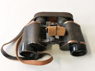 Dienstglas 6 x 30 Wehrmacht. Hersteller E.Leitz Wetzlar, klare Durchsicht, deutliche Strichplatte, Verstellringe leicht gängig. Anknöpflasche und Regenschutzdecekl datiert 1936.