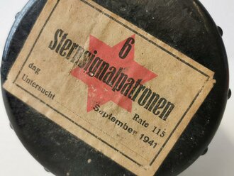Preßstoffbehälter für 6 Sternsignalpatronen der Wehrmacht datiert 1941, ungereinigtes Stück, Verschluss schwer gängig