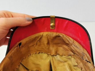 Bayern, Pickelhaube für einen Reserveoffizier der Infanterie. Spitze fehlt, das Innenfutter an mindestens zwei Stellen mit Klebstoff fixiert