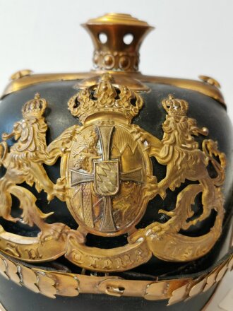 Bayern, Pickelhaube für einen Reserveoffizier der Infanterie. Spitze fehlt, das Innenfutter an mindestens zwei Stellen mit Klebstoff fixiert