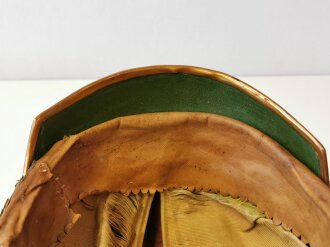 Bayern, Pickelhaube für einen Reserveoffizier der Infanterie. Spitze fehlt, das Innenfutter an mindestens zwei Stellen mit Klebstoff fixiert