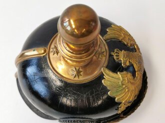 Preußen, Pickelhaube für Reserveoffiziere der Artillerie mit zugehörigem, feldgrauen Überzug.