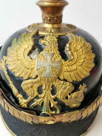 Preußen, Pickelhaube für Reserveoffiziere der Artillerie mit zugehörigem, feldgrauen Überzug.